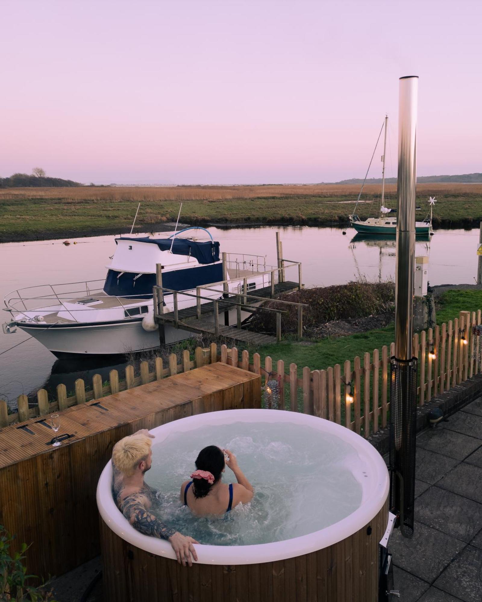 Hot Tub With A View - Christchurch Harbour Zewnętrze zdjęcie