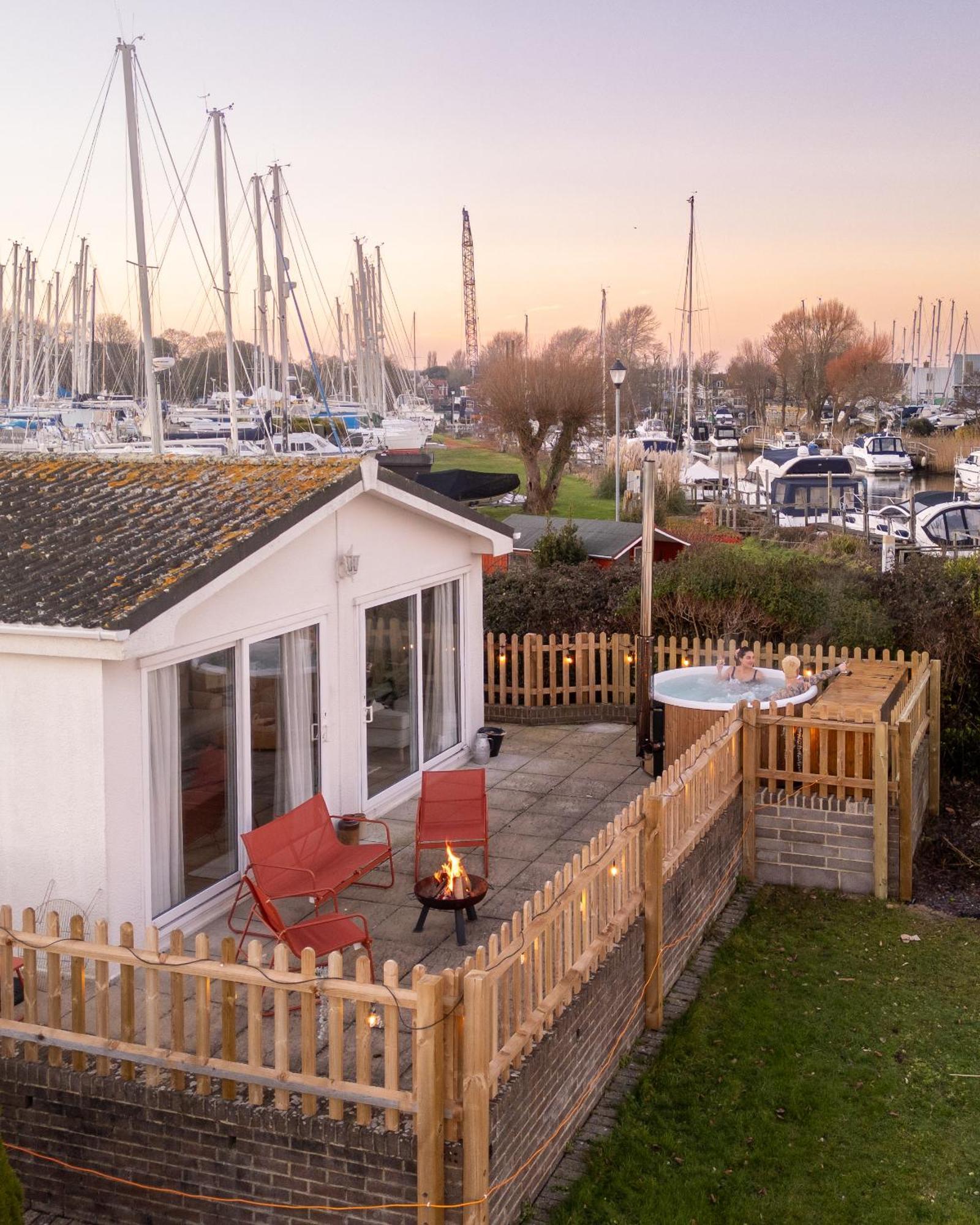 Hot Tub With A View - Christchurch Harbour Zewnętrze zdjęcie
